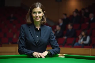 Joueuse professionnelle de billard en tenue de compétition tenant une queue de billard dans une salle de tournoi