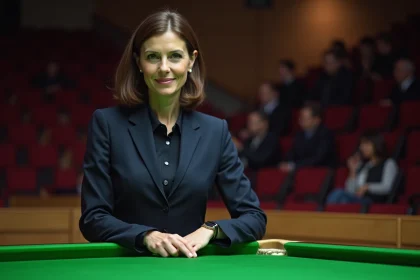 Joueuse professionnelle de billard en tenue de compétition tenant une queue de billard dans une salle de tournoi